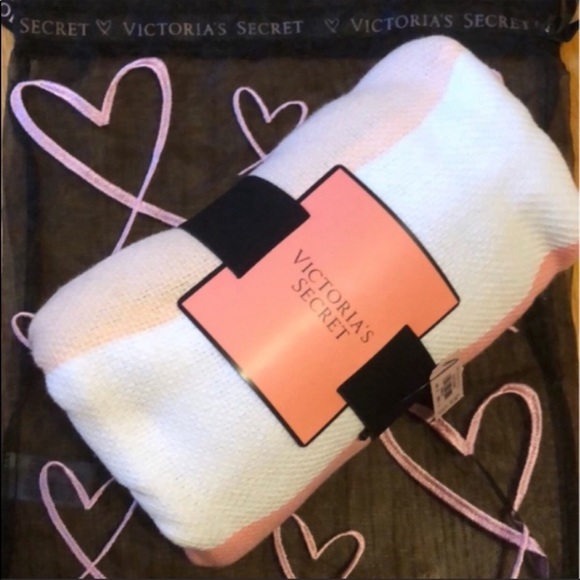 Victoria’s Secret LIMITED EDITION Beach Blanket - Picture 4 of 4